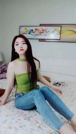 【极品瑜伽教练】，牛仔裤女神，一等一的好身材，这一对大长腿真诱惑，半遮半掩间三点尽露，无套啪啪粉穴好激情 截图1