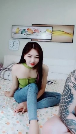 【极品瑜伽教练】，牛仔裤女神，一等一的好身材，这一对大长腿真诱惑，半遮半掩间三点尽露，无套啪啪粉穴好激情 截图2