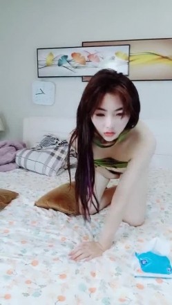 【极品瑜伽教练】，牛仔裤女神，一等一的好身材，这一对大长腿真诱惑，半遮半掩间三点尽露，无套啪啪粉穴好激情 截图10