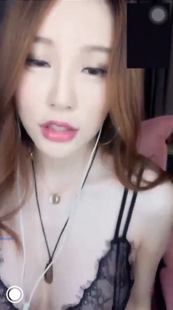 泰国交际花【梦楠】颜值大长腿，一对一视频被出卖，搓奶诱惑盯射，奶头挺黑应该生过 截图4