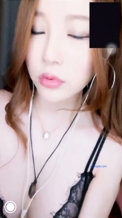 泰国交际花【梦楠】颜值大长腿，一对一视频被出卖，搓奶诱惑盯射，奶头挺黑应该生过 截图8