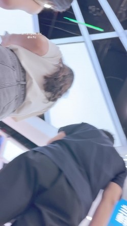【KFC】短裙少妇相机放在腿中间CD弯腰露出粉色无痕骚内 截图10