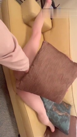 网友自拍 芭蕾舞教师 失恋了来寻求安慰 看这标准的一字马 极品啊 真TM诱惑 泪水花成淫水 潮吹吧 截图2