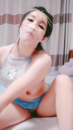 白皙模特炮架子，古装风格高冷御姐全裸掰穴，大姨妈期间用卫生棉多角度展现美鲍鱼 截图13