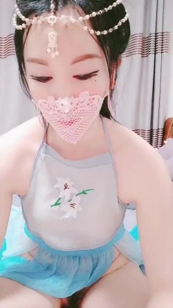 白皙模特炮架子，古装风格高冷御姐全裸掰穴，大姨妈期间用卫生棉多角度展现美鲍鱼 截图14