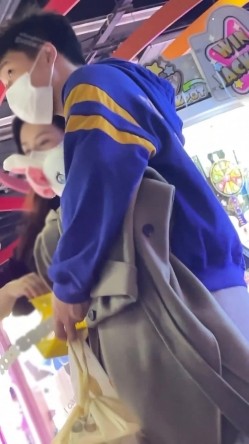 商场尾随偷拍美女裙底 极品情趣黑丝少妇CD性感黄内裤包臀短裙靓女和闺蜜逛街外套光腿漏出骚窄内 截图4