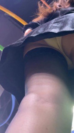 商场尾随偷拍美女裙底 极品情趣黑丝少妇CD性感黄内裤包臀短裙靓女和闺蜜逛街外套光腿漏出骚窄内 截图5