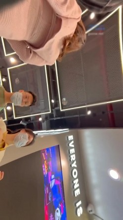 商场尾随偷拍美女裙底 极品情趣黑丝少妇CD性感黄内裤包臀短裙靓女和闺蜜逛街外套光腿漏出骚窄内 截图10
