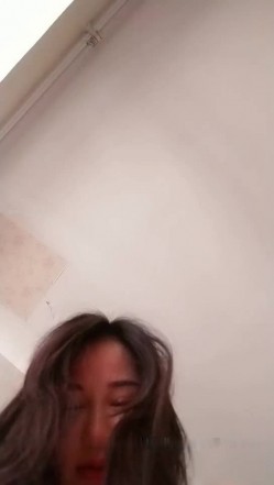 御姐范气质性感大美女和中年男网友家中啪啪,刚操完一次美女洗完澡又被拉过去继续干,美女受不了说：你是不是吃性药了! 截图1