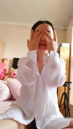 御姐范气质性感大美女和中年男网友家中啪啪,刚操完一次美女洗完澡又被拉过去继续干,美女受不了说：你是不是吃性药了! 截图7