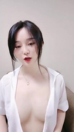 明星颜值甜美妹子白色衬衣丁字裤，单腿黑丝掰穴特写，酸奶抹逼拿震动棒抽插，搞完浴室洗澡诱惑 截图2