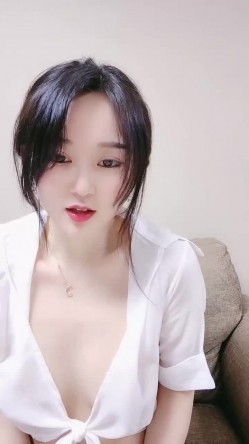 明星颜值甜美妹子白色衬衣丁字裤，单腿黑丝掰穴特写，酸奶抹逼拿震动棒抽插，搞完浴室洗澡诱惑 截图3