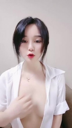明星颜值甜美妹子白色衬衣丁字裤，单腿黑丝掰穴特写，酸奶抹逼拿震动棒抽插，搞完浴室洗澡诱惑 截图4