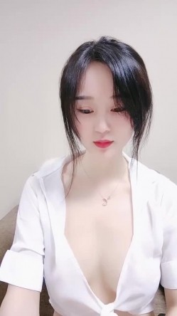 明星颜值甜美妹子白色衬衣丁字裤，单腿黑丝掰穴特写，酸奶抹逼拿震动棒抽插，搞完浴室洗澡诱惑 截图5