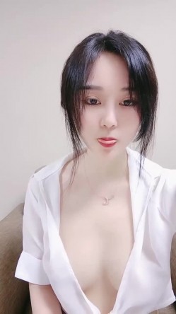 明星颜值甜美妹子白色衬衣丁字裤，单腿黑丝掰穴特写，酸奶抹逼拿震动棒抽插，搞完浴室洗澡诱惑 截图7