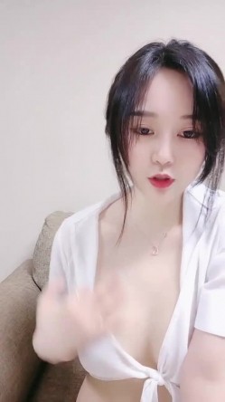 明星颜值甜美妹子白色衬衣丁字裤，单腿黑丝掰穴特写，酸奶抹逼拿震动棒抽插，搞完浴室洗澡诱惑 截图8