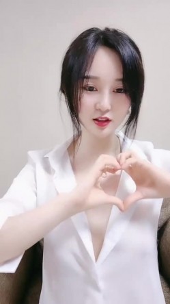 明星颜值甜美妹子白色衬衣丁字裤，单腿黑丝掰穴特写，酸奶抹逼拿震动棒抽插，搞完浴室洗澡诱惑 截图12