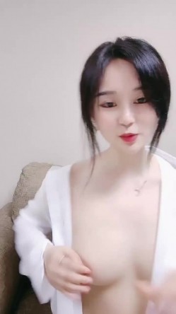 明星颜值甜美妹子白色衬衣丁字裤，单腿黑丝掰穴特写，酸奶抹逼拿震动棒抽插，搞完浴室洗澡诱惑 截图13