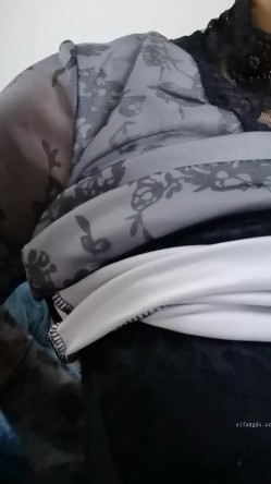 抖音泄密！风骚短发眼镜御姐【不是女王】脸穴同框M腿丝袜自慰挤奶手炮足交骚穴特写 截图7