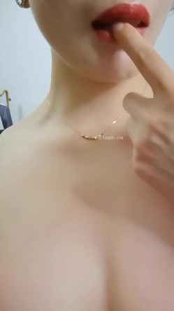 抖音泄密！风骚短发眼镜御姐【不是女王】脸穴同框M腿丝袜自慰挤奶手炮足交骚穴特写 截图12