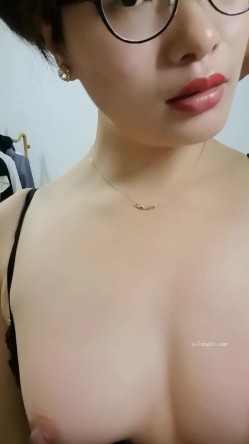 抖音泄密！风骚短发眼镜御姐【不是女王】脸穴同框M腿丝袜自慰挤奶手炮足交骚穴特写 截图14
