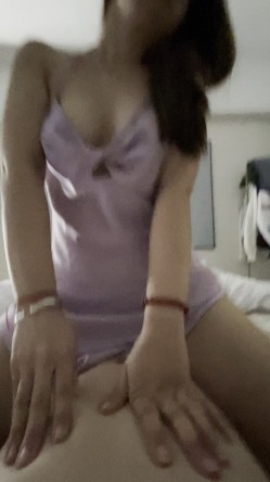 无锡丰腴人妻肥瘦相间，后入的时候嘴上含一只假肉棒使劲的吸，反差感拉满 截图1