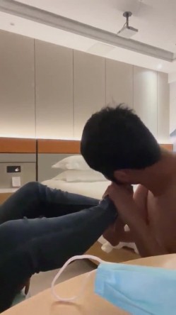 淫妻3P群P自慰露出尿脸,【双面夫妻_0575妓啪啪】,反差都市丽人，约单男交换 截图3