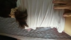 新疆风情阿姨，打电话的时候从后面提枪猛操。久经沙场阿姨：站那好尴尬，我刚吃饭待会出去工作，昨天装一车没装完。电话那头都没发现在做爱！ 截图4