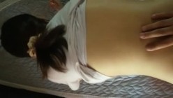新疆风情阿姨，打电话的时候从后面提枪猛操。久经沙场阿姨：站那好尴尬，我刚吃饭待会出去工作，昨天装一车没装完。电话那头都没发现在做爱！ 截图12
