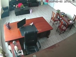 黑客破解摄像头偷拍 ️河北某摄影店女老板 年纪30左右 在公司办公室与2名男子长达两年偷情记录 截图5