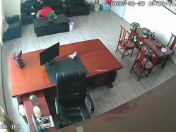 黑客破解摄像头偷拍 ️河北某摄影店女老板 年纪30左右 在公司办公室与2名男子长达两年偷情记录 截图10