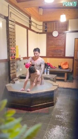 情侣私人温泉旅馆被工作人员暗藏摄像头偷拍传网络,受害女崩溃大哭 截图9
