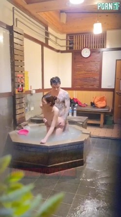 情侣私人温泉旅馆被工作人员暗藏摄像头偷拍传网络,受害女崩溃大哭 截图10