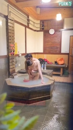 情侣私人温泉旅馆被工作人员暗藏摄像头偷拍传网络,受害女崩溃大哭 截图11