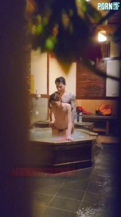 情侣私人温泉旅馆被工作人员暗藏摄像头偷拍传网络,受害女崩溃大哭 截图13
