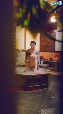 情侣私人温泉旅馆被工作人员暗藏摄像头偷拍传网络,受害女崩溃大哭 截图14