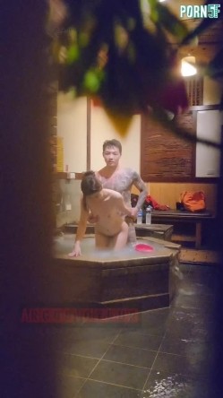 情侣私人温泉旅馆被工作人员暗藏摄像头偷拍传网络,受害女崩溃大哭 截图15
