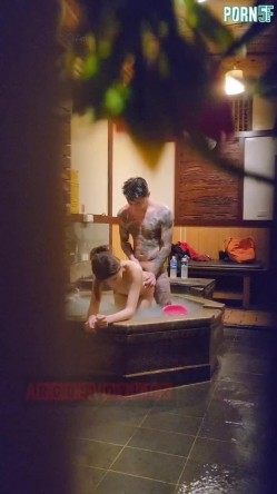 情侣私人温泉旅馆被工作人员暗藏摄像头偷拍传网络,受害女崩溃大哭 截图16