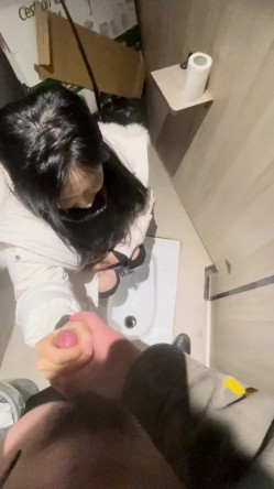 河南甜美妹子白天清纯对比酒店里全裸反坐骑乘 白T低头深喉被按头还说 下去啊 真实感拉满 截图6