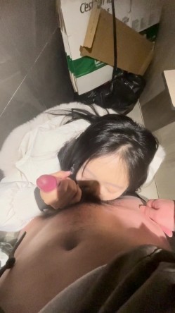 河南甜美妹子白天清纯对比酒店里全裸反坐骑乘 白T低头深喉被按头还说 下去啊 真实感拉满 截图12