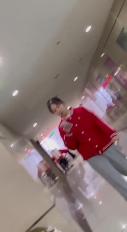 低头看手机某服装专卖店营业员下面可爱的馒头穴 截图1