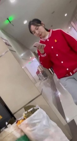 低头看手机某服装专卖店营业员下面可爱的馒头穴 截图2