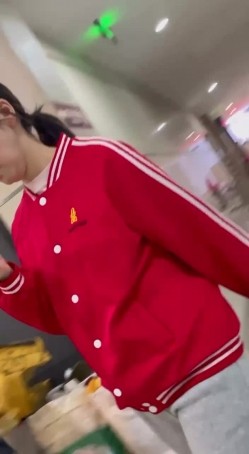 低头看手机某服装专卖店营业员下面可爱的馒头穴 截图3