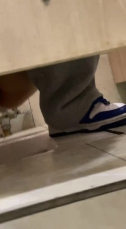 低头看手机某服装专卖店营业员下面可爱的馒头穴 截图4