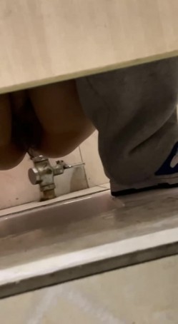 低头看手机某服装专卖店营业员下面可爱的馒头穴 截图5