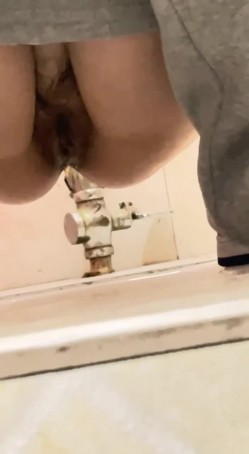低头看手机某服装专卖店营业员下面可爱的馒头穴 截图8