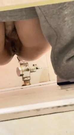 低头看手机某服装专卖店营业员下面可爱的馒头穴 截图11