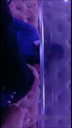 嫖妓达人九公子夜总会KTV包房私钟个长发苗条坐台小姐到情趣酒店开房啪啪草到妹子气喘嘘嘘 截图2