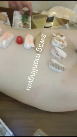 最新推特网红美少女梦梦Ｍon在Swag平台中火辣演出随机抽粉丝XO多场合露出 制服骑乘做爱 高清720P原版无水印 截图6