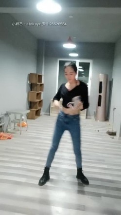 疫情之下，舞蹈培训班老师经济紧张，【舞蹈老师】专业人士就是不一样，裸舞一招一式尽是风情，风骚自慰淫水溢出粉穴 截图1